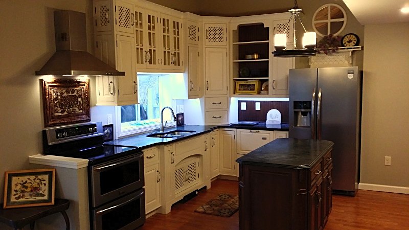 Middletown home remodel kitchen layout with undercabinet lighting